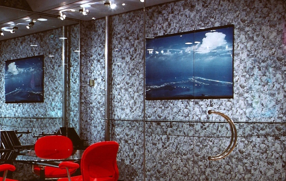 Best Wallpapers San Francisco and Worldwide.Effect reflected on Mirror.