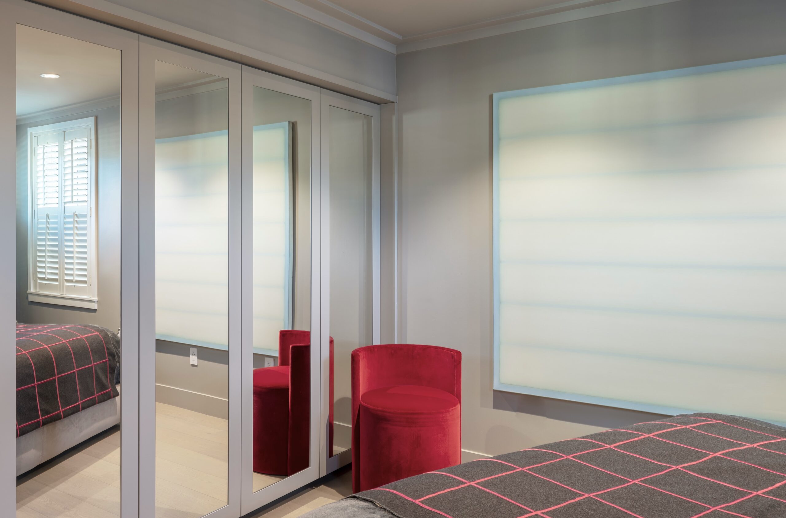 Mirrored walls.