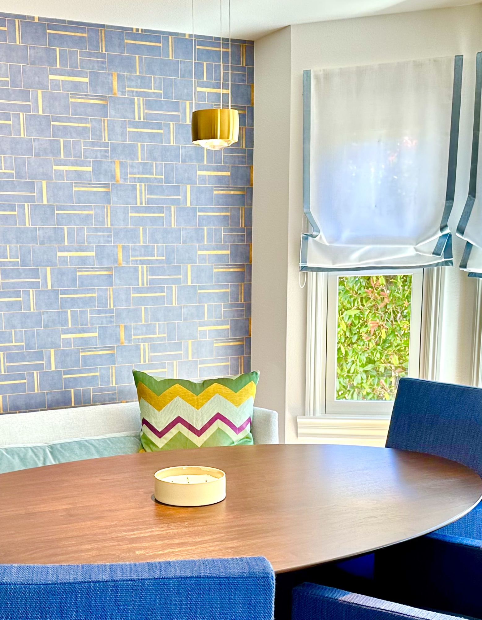 Larkspur Creek home Interior Design by Jerry Jacobs Design ©. Dining room. Adjustable height lamp. Banquette at wall. Contrast pillow. Fabric by Pierre Frey.