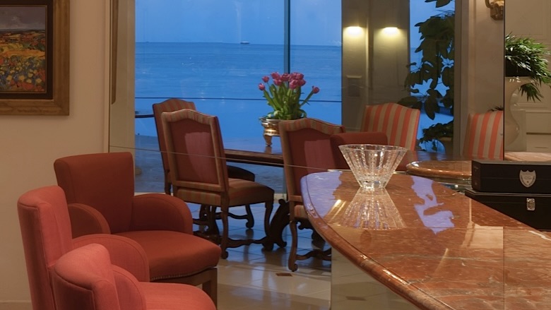 Interior Designer Dining Rooms. Wet Bar wirtth eating for 3. At Villa on the Beach by Jerry Jacobs Design